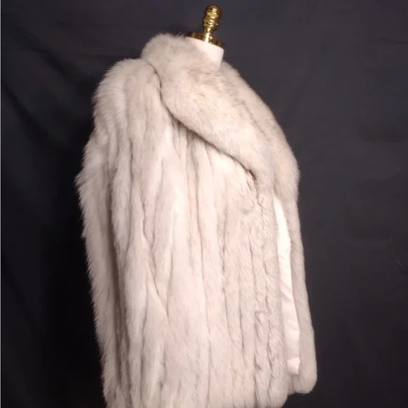 SAGA FOX Elegant White Fur Coat size L pre owned Exellent condition